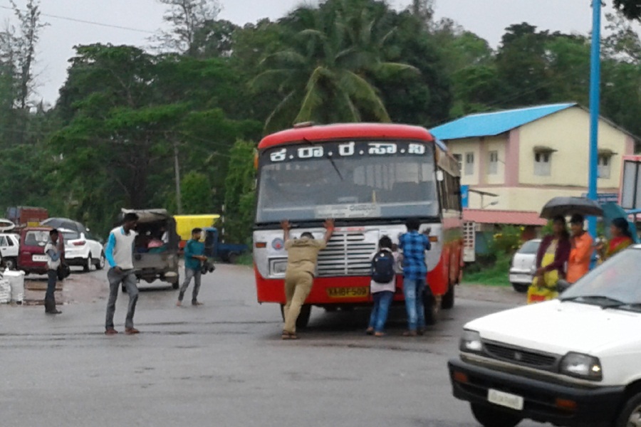 ಡಕೋಟಾ ಬಸ್‌ಗಳಿಂದ ತುಂಬಿರುವ ಮೂಡಿಗೆರೆ ಕೆಎಸ್ಸಾರ್ಟಿಸಿ ಘಟಕ